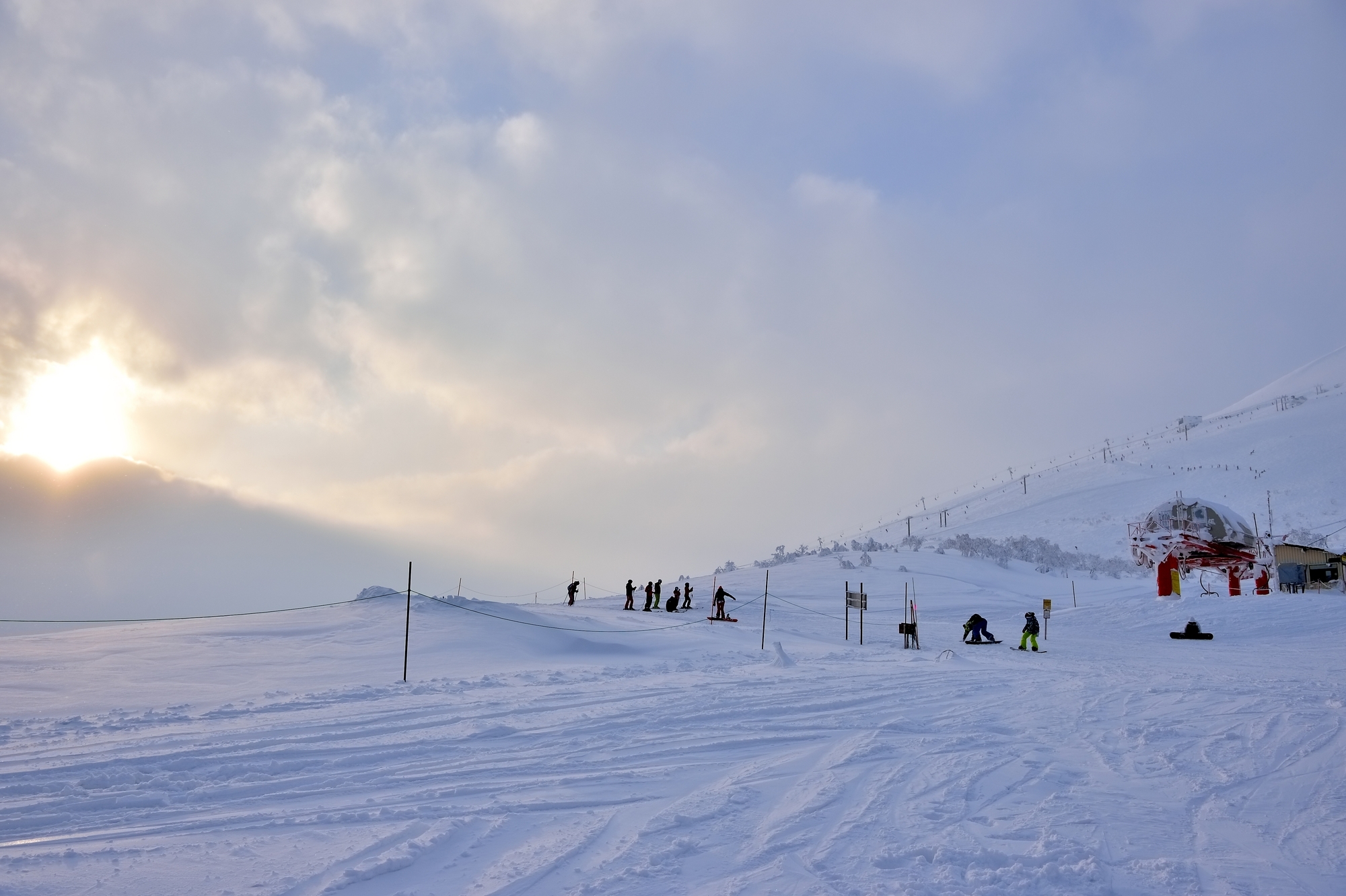 夕阳下的二世谷雪山与羊蹄山