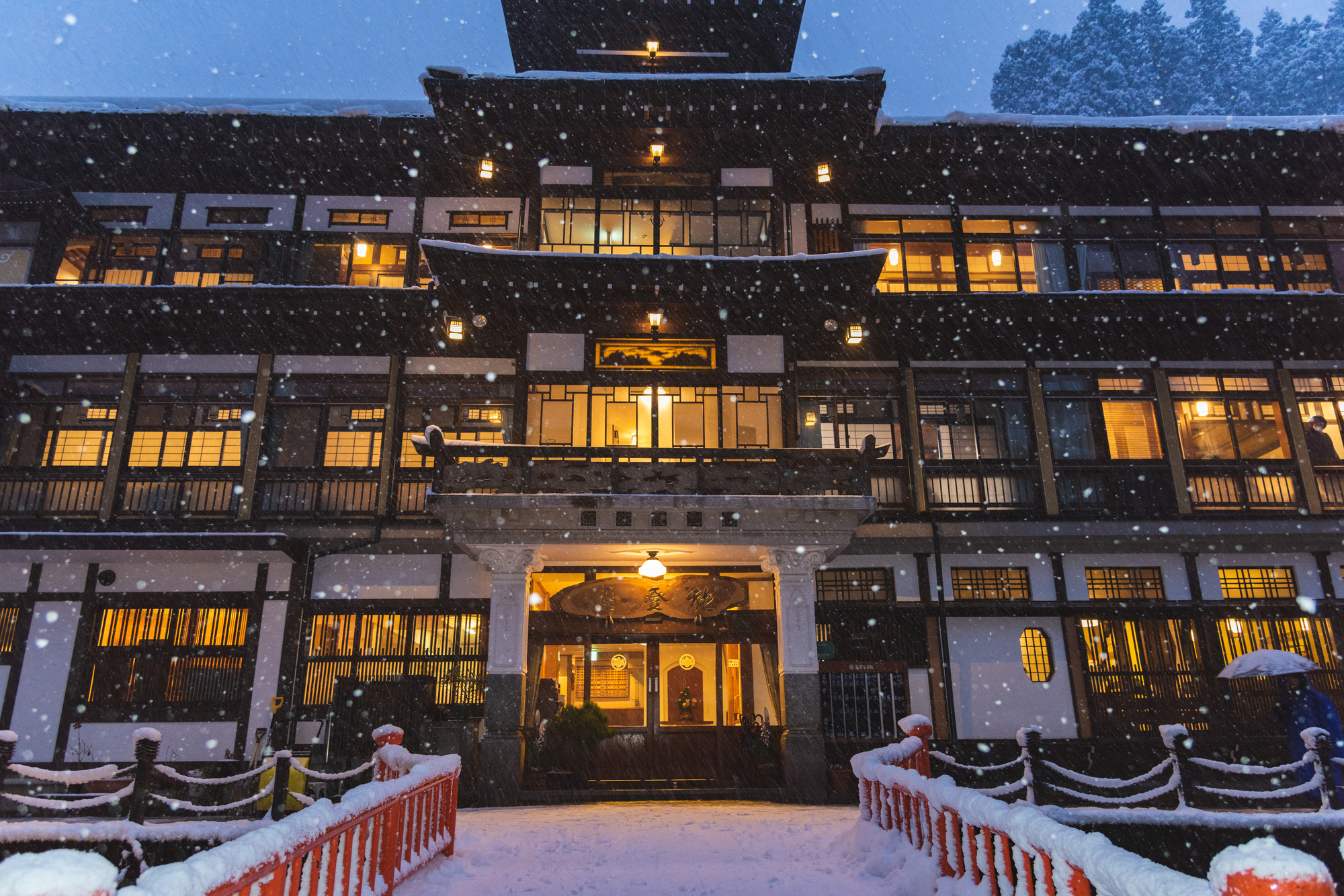 雪中银山温泉的红桥