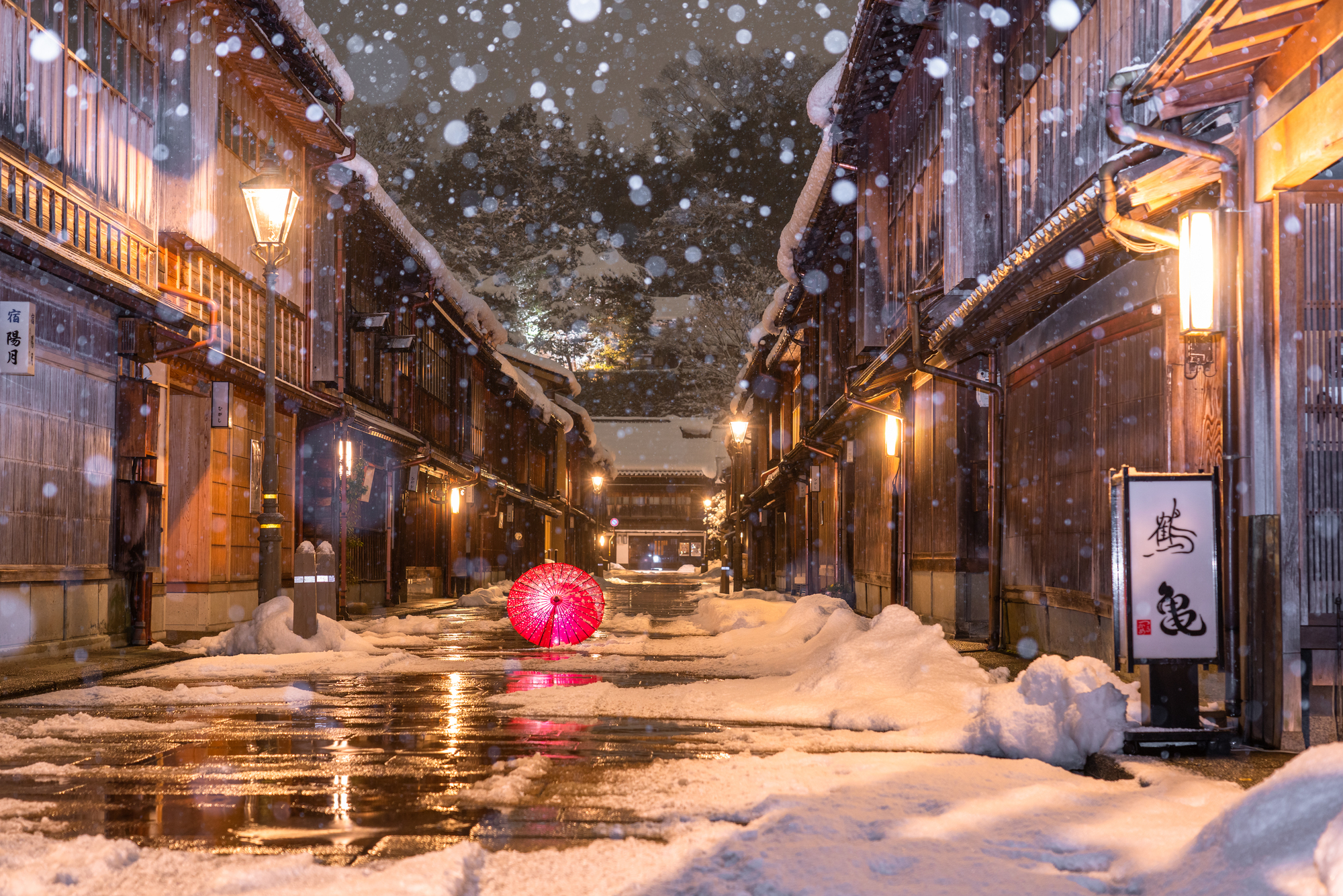 夜晚点灯后的东茶屋街