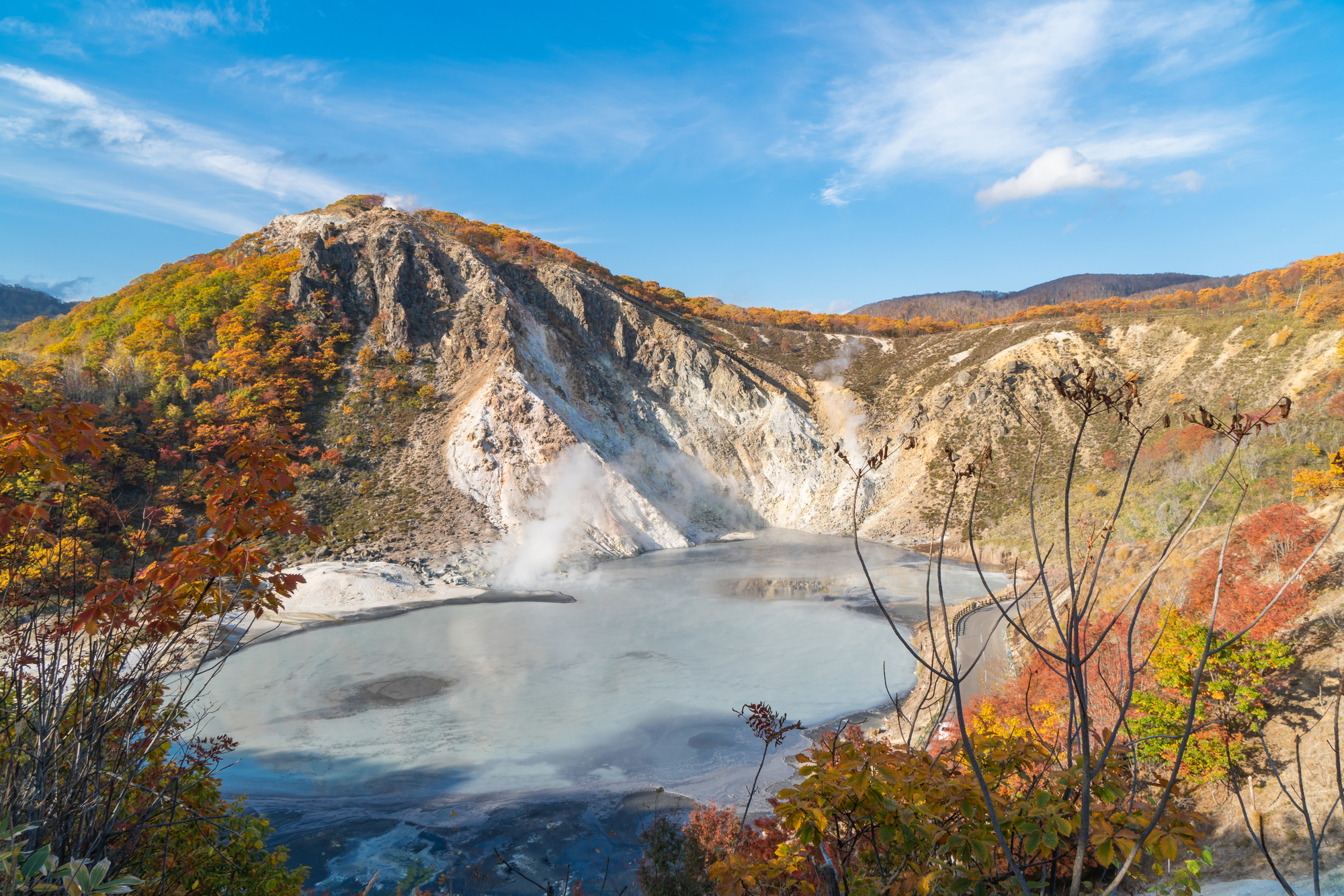 被雪景包围的登别温泉露天浴池