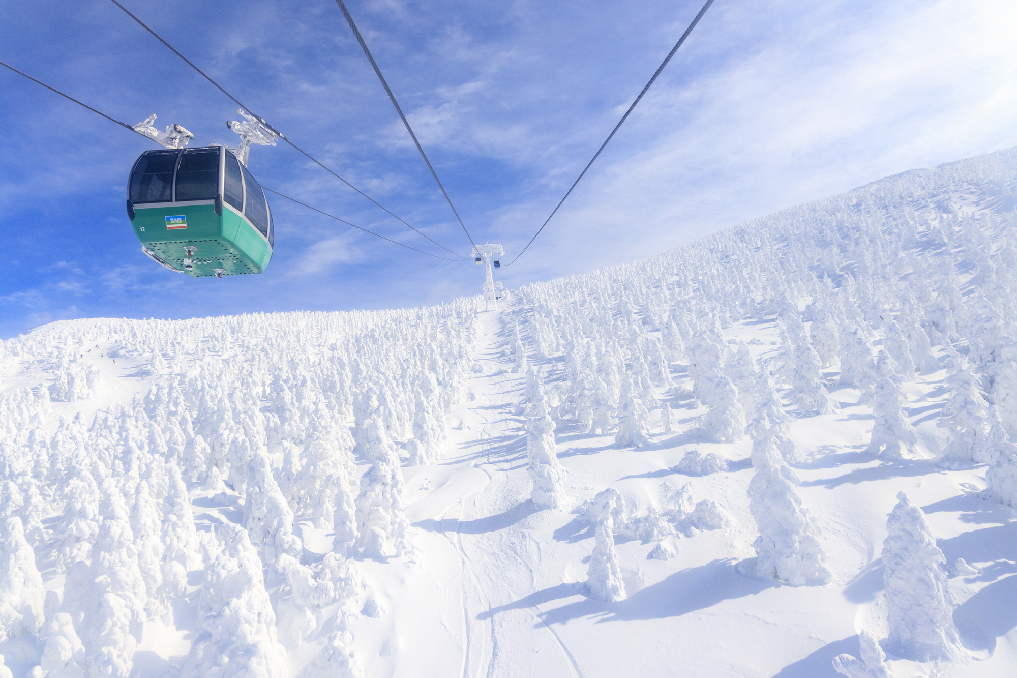 3-7. 在缆车上：通往山顶的车厢是共享空间