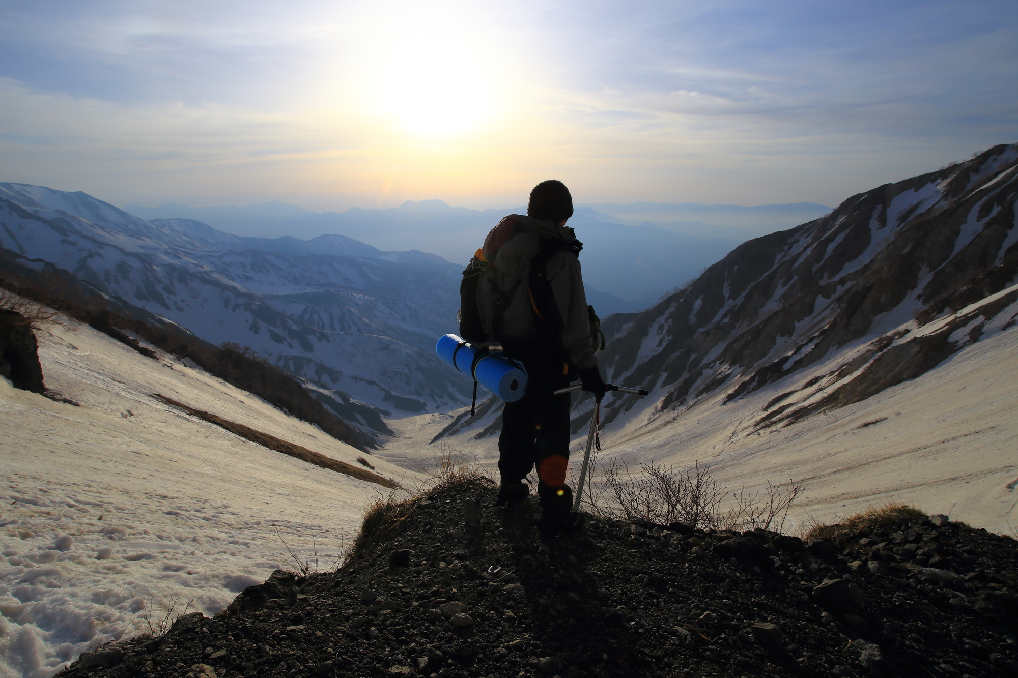 朝阳照耀下的北阿尔卑斯与白马村